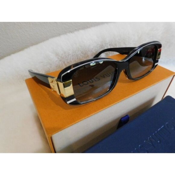Louis Vuitton Black Women\'s Sunglasses Z1390w Gold Hardware main image 13